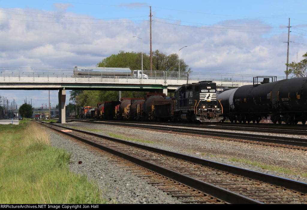 NS 5333 heads down one of the main tracks around Gibson with the bottle train
